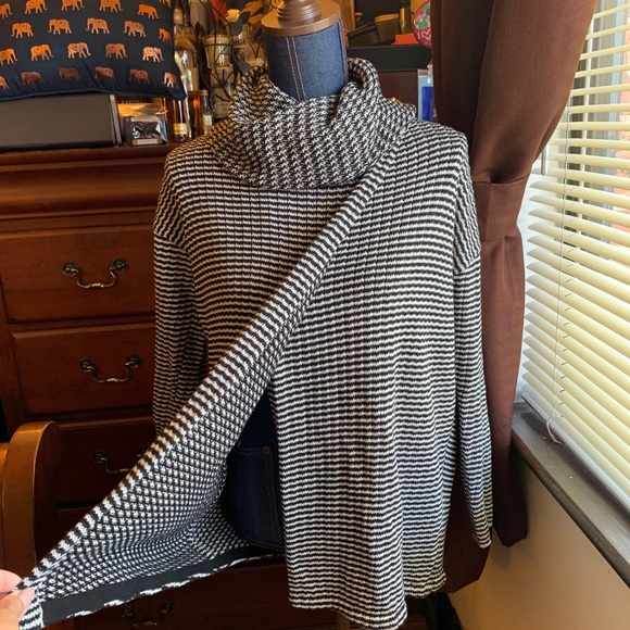 Cabi sweater wrap look SZ small - Picture 6 of 9